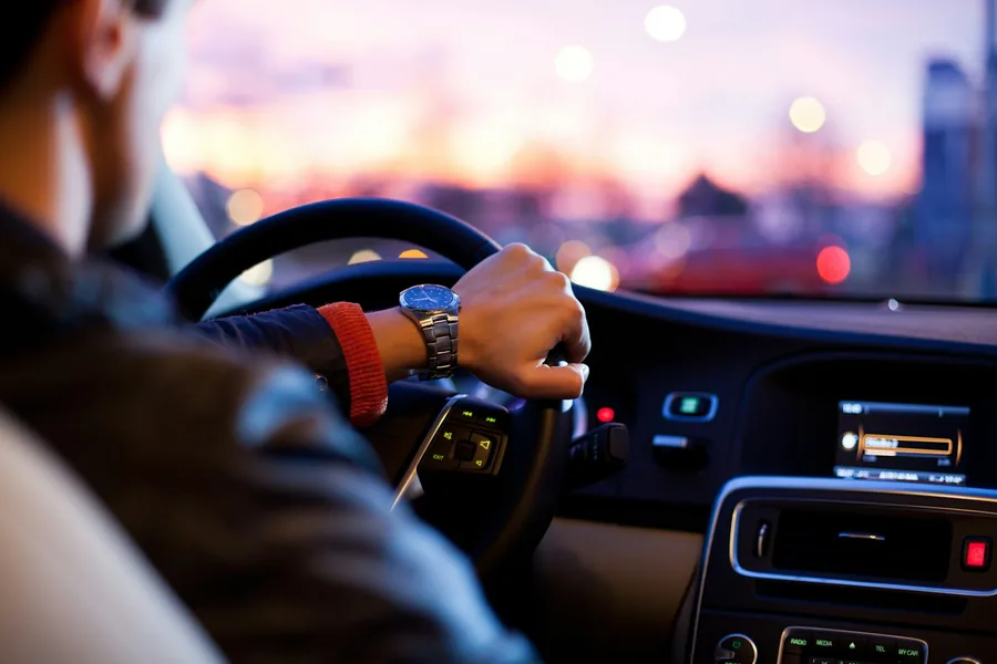 Auto auf einer Landstraße – Kfz-Versicherung vergleichen
